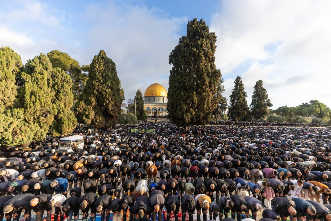 İsrail’in kısıtlamalarına rağmen akın ettiler: 120 Bin Filistinli Mescid-i Aksa’da saf tuttu - Resim: 26